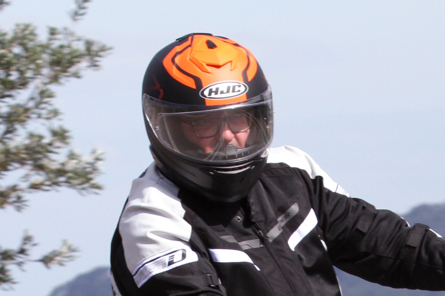 হেলমেট পরলে কি চুল পড়ে যায়? আসল সত্যিটা জানাচ্ছেন বিশেষজ্ঞরা