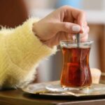 শীতকালে বেশি চা খেলে কি শরীর গরম থাকে নাকি ডিহাইড্রেশন হয়? বিশেষজ্ঞদের কাছ থেকে জেনে নিন।