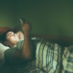 ঘুমোতে যাওয়ার আগে মোবাইল ব্যবহার করার অভ্যাস আছে কি আপনার? সাবধান! এটি আপনার চোখের স্বাস্থ্যের মারাত্মক ক্ষতি করতে পারে।