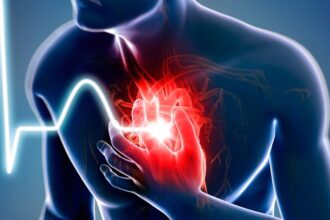 শুধু বুকে ব্যথা নয়, এই লক্ষণগুলি হার্ট অ্যাটাকের আগেও দেখা দিতে পারে।