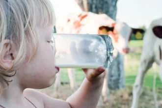 ৫ বছরের কম বয়সী শিশুদের কাঁচা দুধ খাওয়ানো কি বিপজ্জনক? জানুন বিশেষজ্ঞের কাছে
