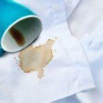 সাদা পোশাকে চা, কফি বা হলুদের দাগ আছে? এই কৌশলগুলি তাদের একেবারে নতুন চকচকে করে তুলবে।