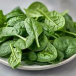 ক্যালসিয়ামের ঘাটতি রোধ করতে আপনার খাদ্যতালিকায় পালং শাক অন্তর্ভুক্ত করুন।