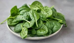 ক্যালসিয়ামের ঘাটতি রোধ করতে আপনার খাদ্যতালিকায় পালং শাক অন্তর্ভুক্ত করুন।