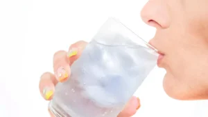 ঠান্ডা জল পান করা কি সত্যিই আপনার স্বাস্থ্যের জন্য বিপজ্জনক হতে পারে? জানুন