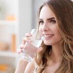 প্রতিদিন ঈষদুষ্ণ জল পান করা কি পেটের মেদ কমাতে সাহায্য করে—এমনকি গ্রীষ্মকালেও? বিশেষজ্ঞদের কাছ থেকে জেনে নিন আসল সত্য