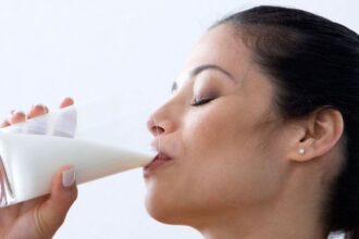 দুধ পান করার পর পেটে গ্যাস হয় কেন? জানুন এর কারণ এবং কাদের দুধ পান করা উচিত নয়