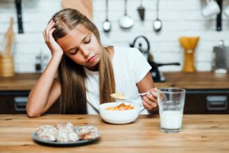 শিশুদের প্রোটিন ঘাটতির লক্ষণ সম্পর্কে বিশেষজ্ঞদের কাছ থেকে জানুন