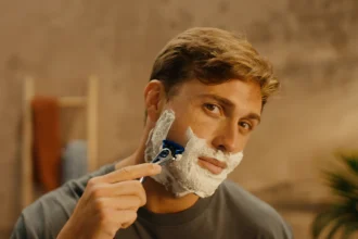 শেভ করার পর পুরুষদের মুখে এই দুটি জিনিস লাগানো উচিত যাতে জ্বালাপোড়া না হয় এবং ত্বক নরম হয়।