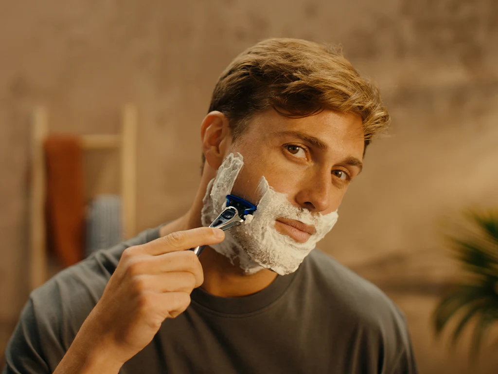 শেভ করার পর পুরুষদের মুখে এই দুটি জিনিস লাগানো উচিত যাতে জ্বালাপোড়া না হয় এবং ত্বক নরম হয়।