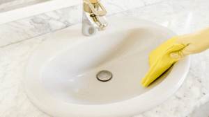 আপনার ওয়াশ বেসিনে কি জেদি হলুদ দাগ পড়েছে? এই প্রাকৃতিক উপায়গুলো দিয়ে তা পরিষ্কার করুন