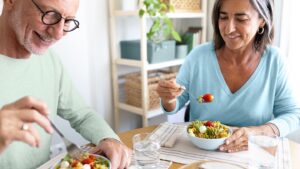 রাতে খাওয়ার সঠিক সময় কোনটি? জেনে নিন আয়ুর্বেদ ও বিজ্ঞান কি বলে