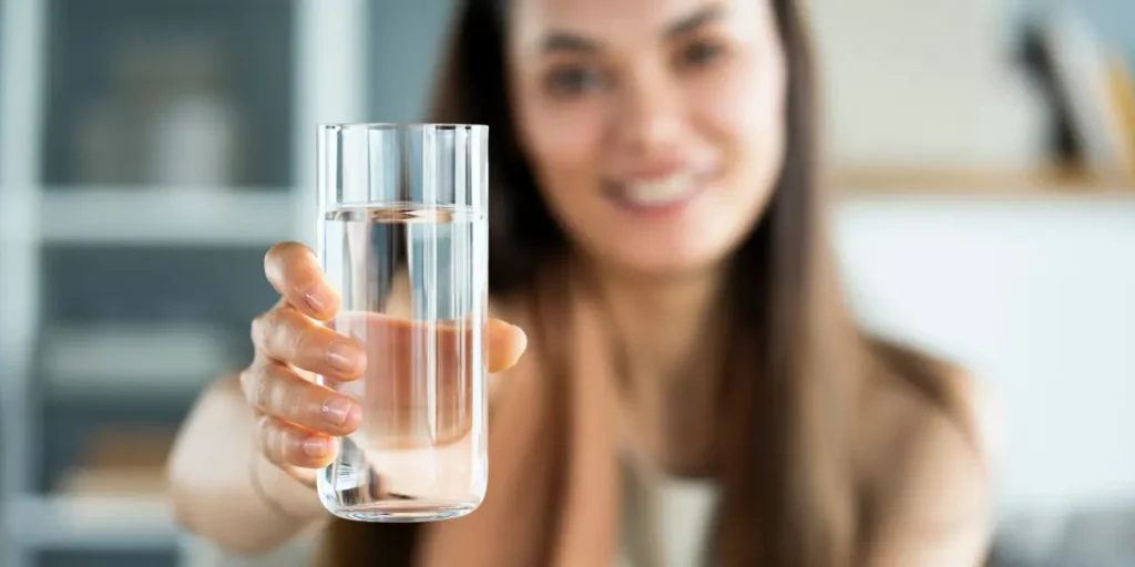 খাবারের সাথে বা কতক্ষণ পরে জল পান করা উচিত? আয়ুর্বেদ এ বিষয়ে কি বলে? জানুন