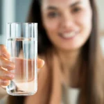 খাবারের সাথে বা কতক্ষণ পরে জল পান করা উচিত? আয়ুর্বেদ এ বিষয়ে কি বলে? জানুন