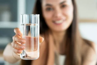 খাবারের সাথে বা কতক্ষণ পরে জল পান করা উচিত? আয়ুর্বেদ এ বিষয়ে কি বলে? জানুন