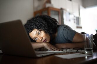 মোবাইল ও ল্যাপটপের স্ক্রিনে অতিরিক্ত সময় কাটানোর মস্তিষ্কের ওপর খারাপ প্রভাব ফেলে, জানুন বিস্তারিত