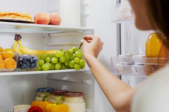 ফ্রিজে জিনিস রাখা নিয়ে কিছু ভুল যা আমারা প্রায়ই করে থাকি, যা আপনাকে অসুস্থ করে তুলতে পারে, জানুন