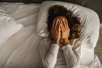 বিশেষজ্ঞরা বলছেন, প্রতিদিন পর্যাপ্ত ঘুম না হলে শরীরে রোগের ঝুঁকি বাড়ে, জানুন