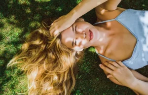 গ্রীষ্মের তীব্র রোদ থেকে চুলকে রক্ষা করতে কিভাবে যত্ন নেবেন জানুন