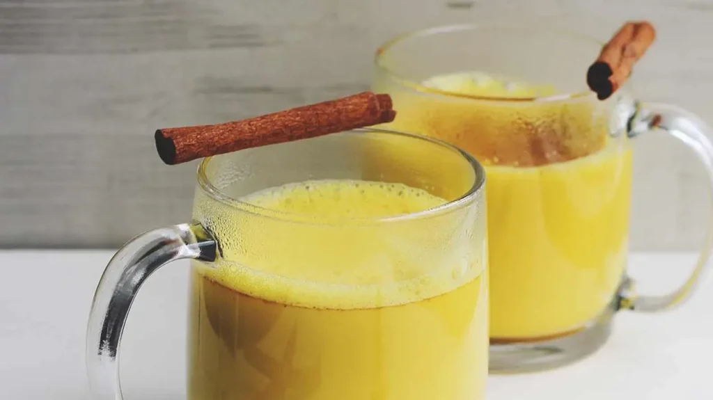 সতর্ক থাকুন! রাতে ঘুমানোর আগে প্রতিদিন হলুদ-দুধ পান করলে, এই ভুলটি করা থেকে বিরত থাকুন