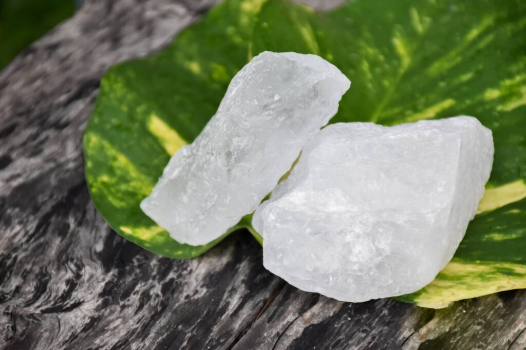 শরীরের দুর্গন্ধকে বিদায় জানান, ত্বক ও মুখের স্বাস্থ্যের জন্য ফিটকিরি ব্যবহারের ৫টি উপকারিতা জানুন