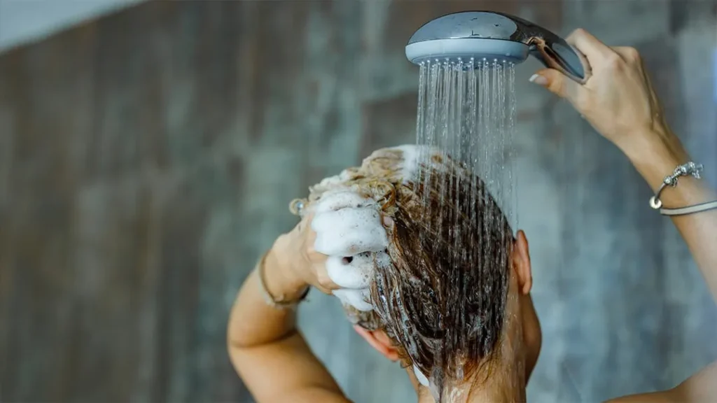 সব আবহাওয়ায় গরম জলে স্নান করা কি স্বাস্থ্যের জন্য উপকারী? বিশেষজ্ঞদের মতামত জেনে নিন