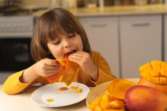 আম খেলে কি রক্তে শর্করার মাত্রা বাড়ে? স্বাস্থ্যের ক্ষতি না করে আম খাওয়ার সঠিক উপায় জানুন