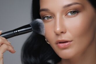 সারা দিন মেকআপ রাখুন অটুট—এমনকি গ্রীষ্মকালেও—শুধু মেনে চলুন এই টিপসগুলো