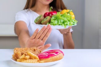 মাসিকের সময় কোন খাবারগুলো এড়িয়ে চলা উচিত? একজন বিশেষজ্ঞের পরামর্শ জানুন